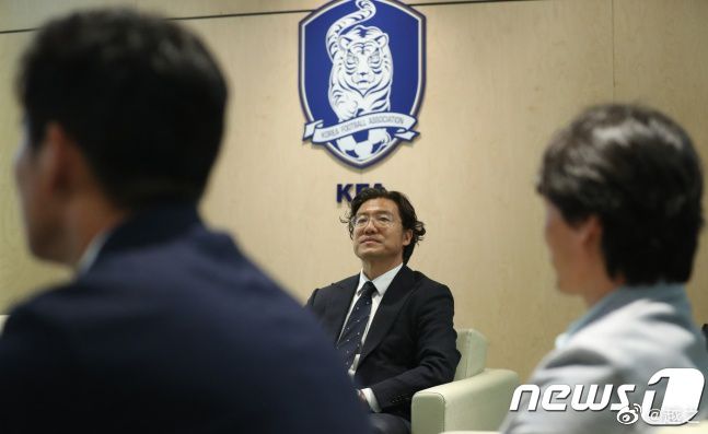 海报侧面“在所有的美好瞬间，我想到的都是你”更是将恋爱的甜蜜描绘的淋漓尽致，与斑驳的光影呼应给观众带来秋末的专属温暖